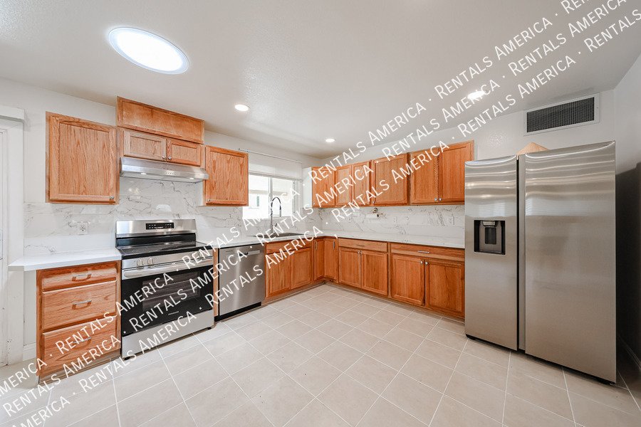 MI SPECIAL! RENOVATED 5BD 2BA Home in Tempe! Walking Distance to ASU! property image