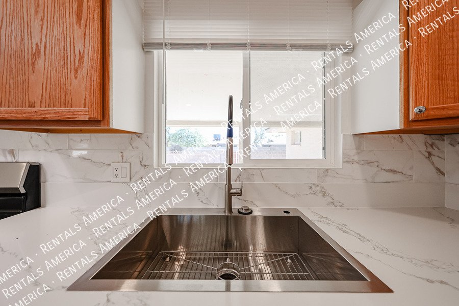 MI SPECIAL! RENOVATED 5BD 2BA Home in Tempe! Walking Distance to ASU! property image