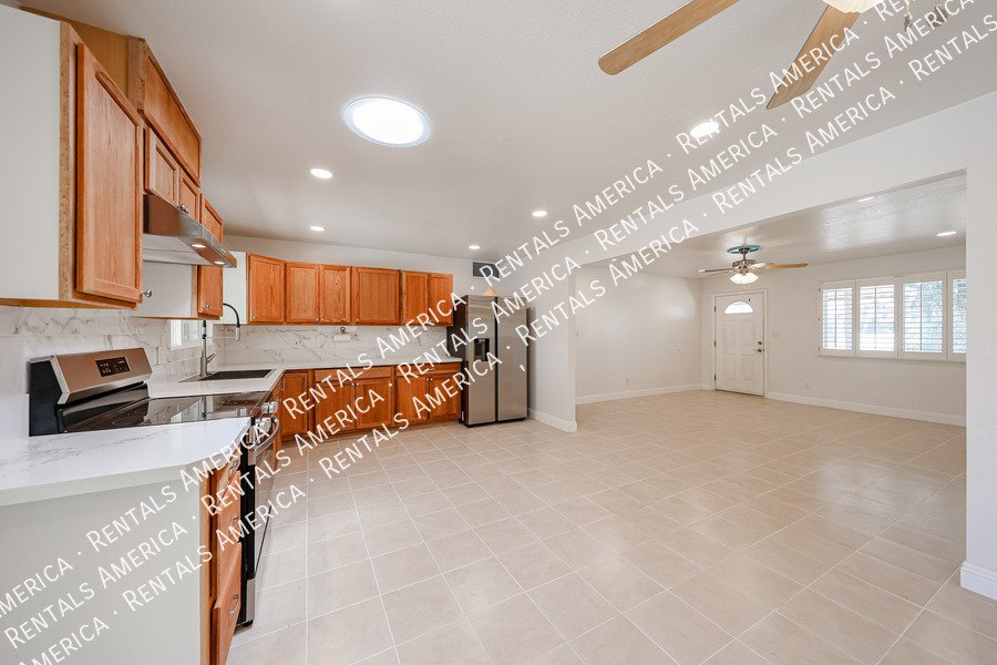 MI SPECIAL! RENOVATED 5BD 2BA Home in Tempe! Walking Distance to ASU! property image