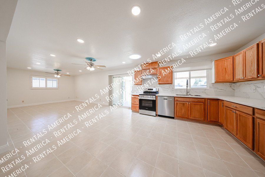 MI SPECIAL! RENOVATED 5BD 2BA Home in Tempe! Walking Distance to ASU! property image