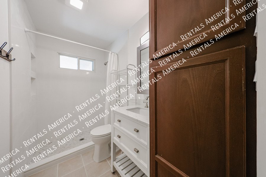 MI SPECIAL! RENOVATED 5BD 2BA Home in Tempe! Walking Distance to ASU! property image