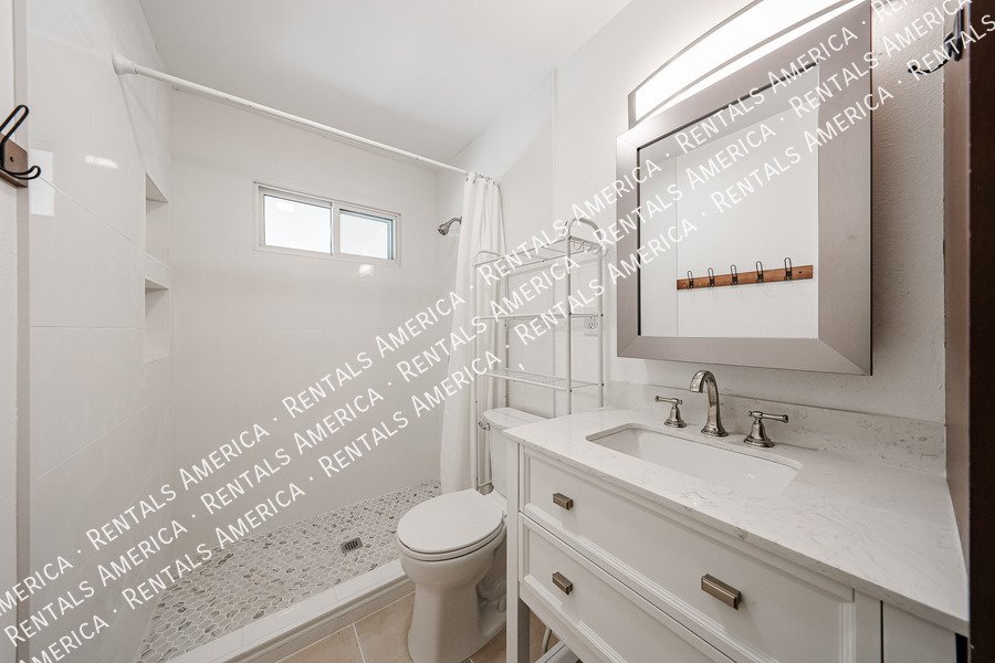 MI SPECIAL! RENOVATED 5BD 2BA Home in Tempe! Walking Distance to ASU! property image