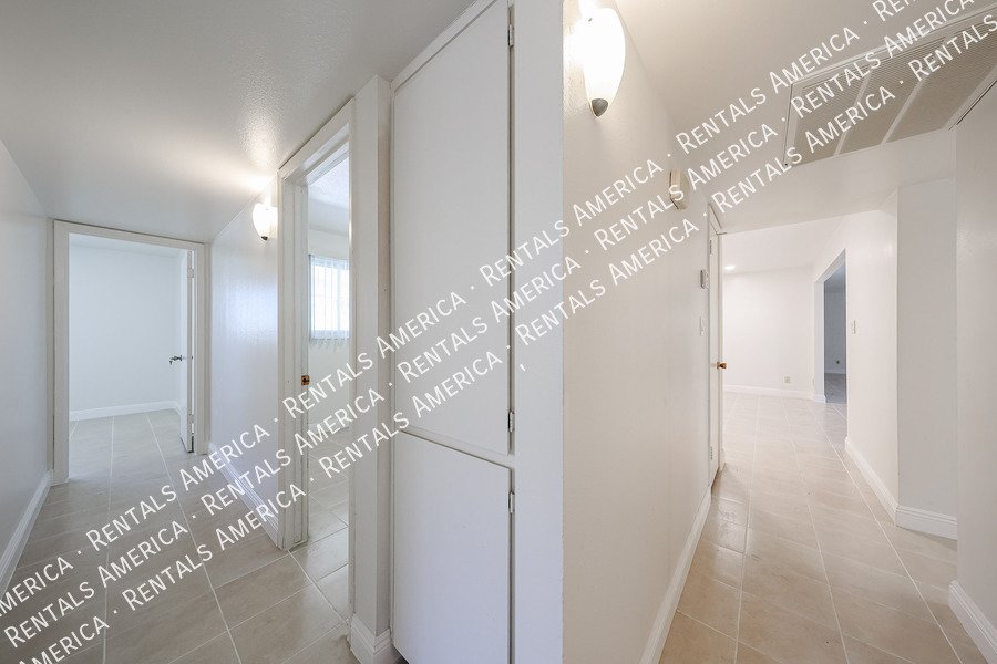 MI SPECIAL! RENOVATED 5BD 2BA Home in Tempe! Walking Distance to ASU! property image