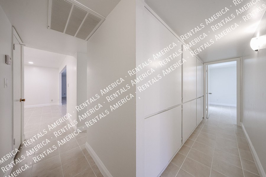 MI SPECIAL! RENOVATED 5BD 2BA Home in Tempe! Walking Distance to ASU! property image