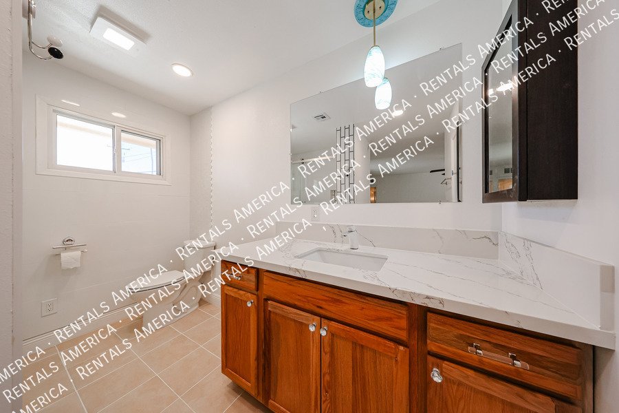 MI SPECIAL! RENOVATED 5BD 2BA Home in Tempe! Walking Distance to ASU! property image