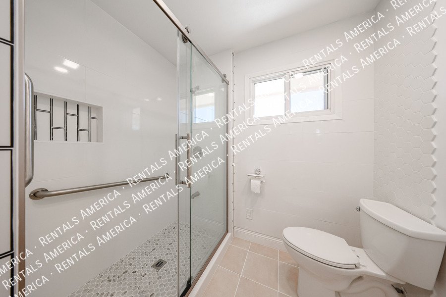 MI SPECIAL! RENOVATED 5BD 2BA Home in Tempe! Walking Distance to ASU! property image