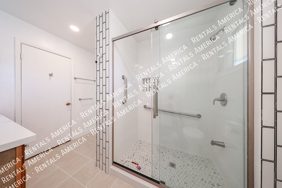 MI SPECIAL! RENOVATED 5BD 2BA Home in Tempe! Walking Distance to ASU! property image