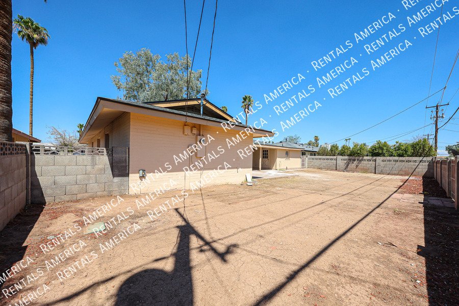 MI SPECIAL! RENOVATED 5BD 2BA Home in Tempe! Walking Distance to ASU! property image