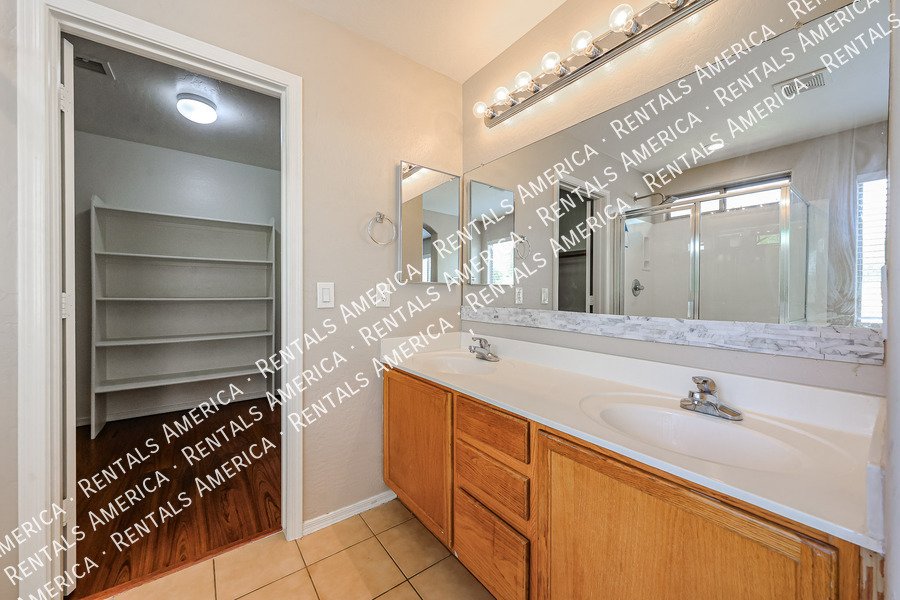 Large 4bed 2bath in Silverthorn Estates property image