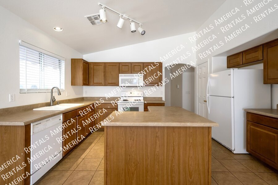 Beautiful 3 bedroom home with pool service included!!! property image