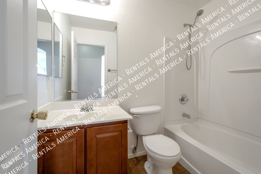 Beautiful 3 bedroom home with pool service included!!! property image