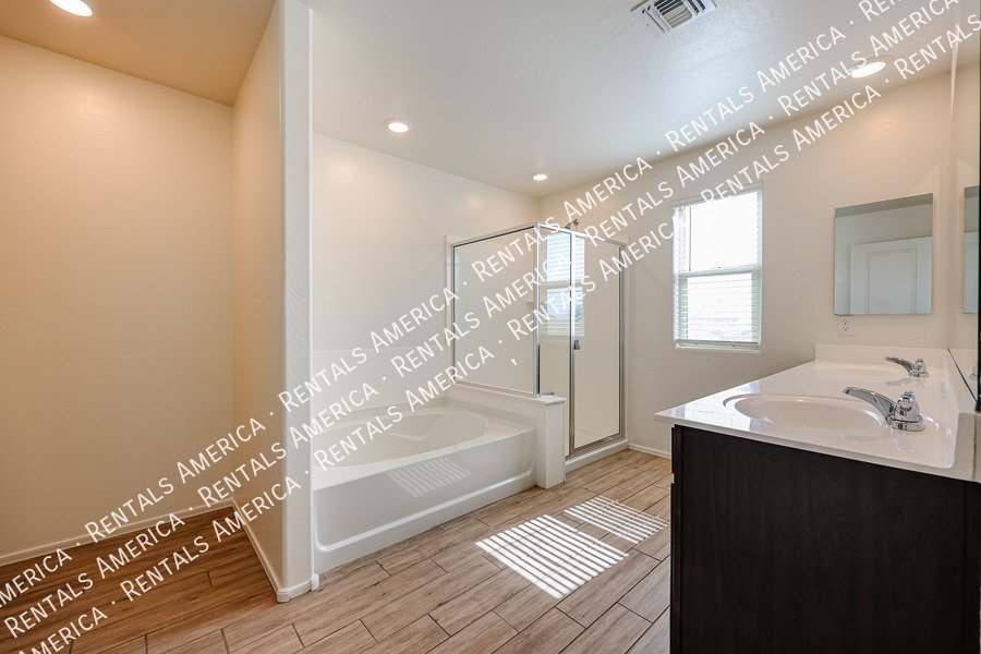 Remarkable newer home with 4 bed / 3 bath in Glendale!!! property image