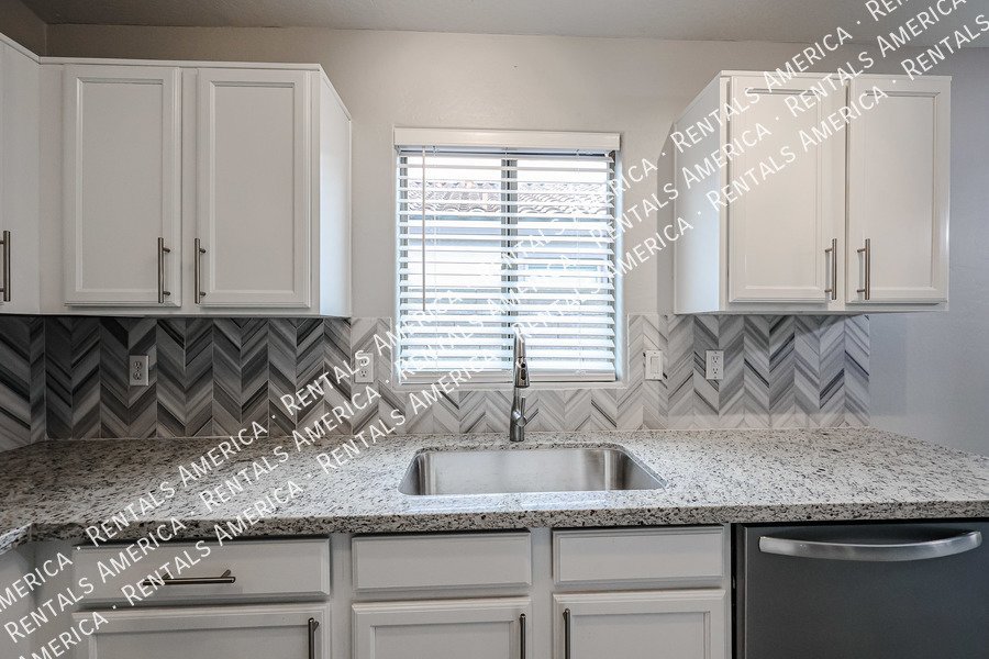 MI SPECIAL! Beautiful 4BD 2BA Home in Maricopa Meadows! property image