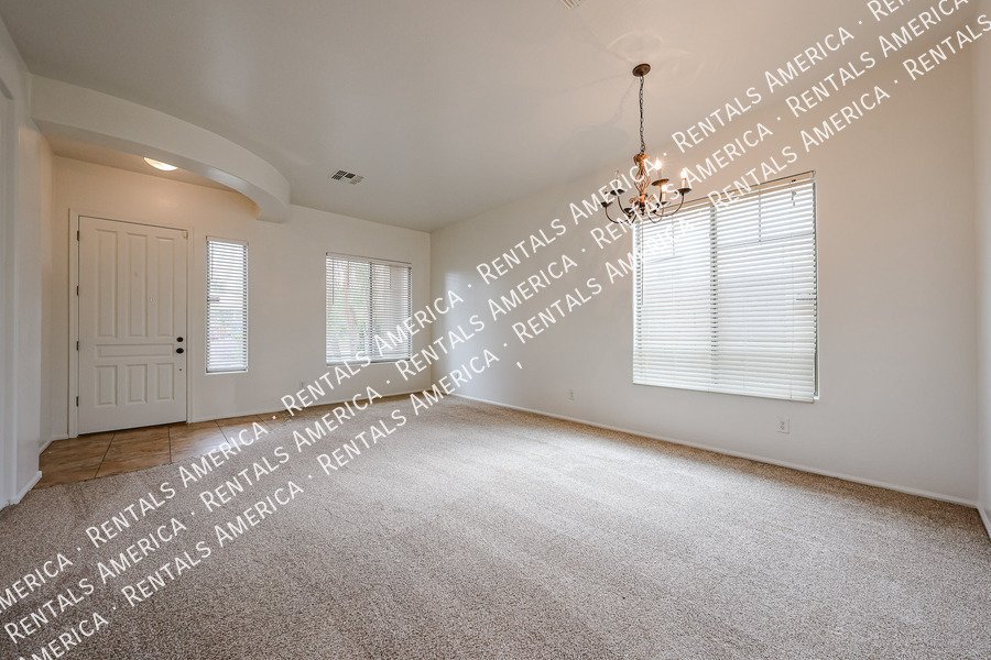 Spacious 3BD 2BA  + Den Single Level Home in Seville1 property image