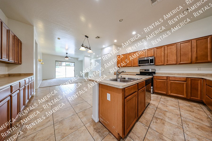 Spacious 3BD 2BA  + Den Single Level Home in Seville1 property image