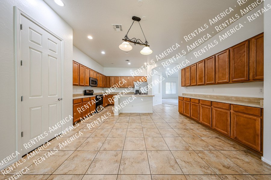 Spacious 3BD 2BA  + Den Single Level Home in Seville1 property image