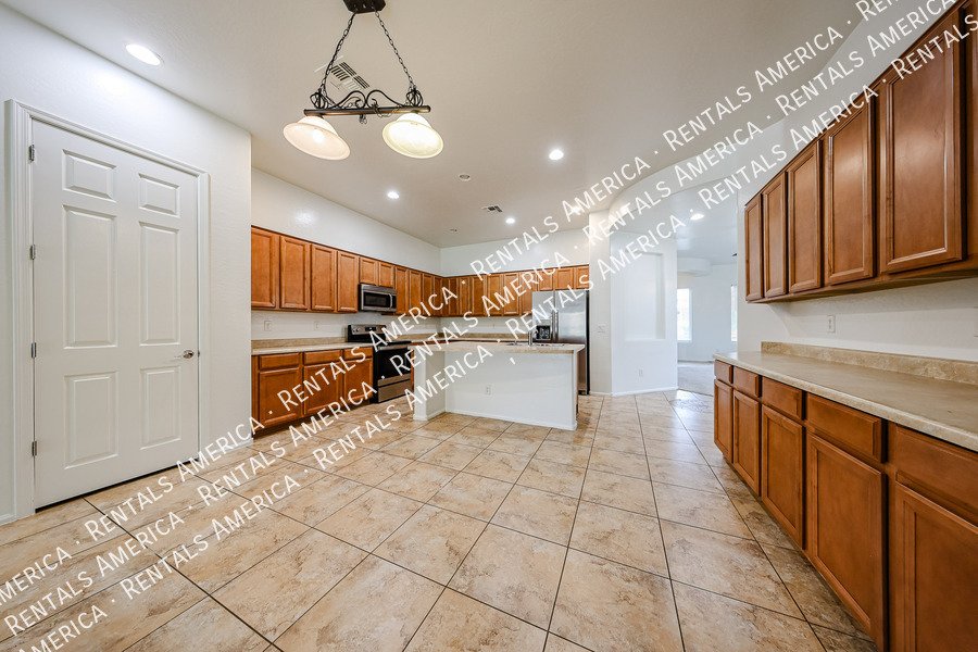 Spacious 3BD 2BA  + Den Single Level Home in Seville1 property image