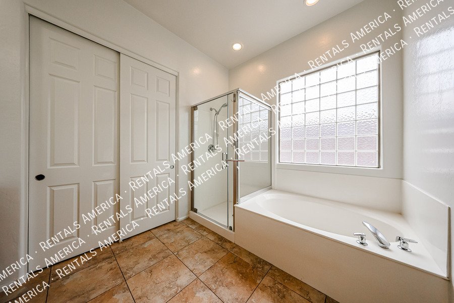 Spacious 3BD 2BA  + Den Single Level Home in Seville1 property image