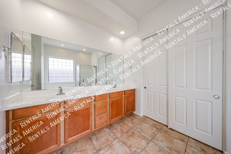 Spacious 3BD 2BA  + Den Single Level Home in Seville1 property image