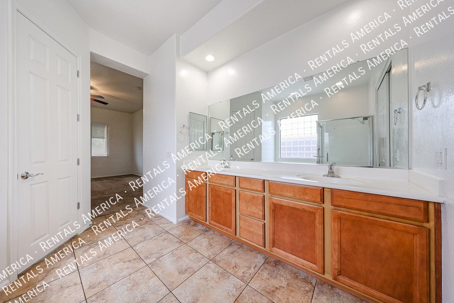 Spacious 3BD 2BA  + Den Single Level Home in Seville1 property image