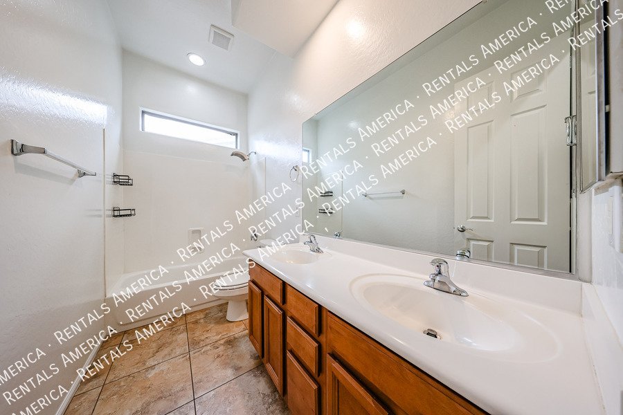 Spacious 3BD 2BA  + Den Single Level Home in Seville1 property image