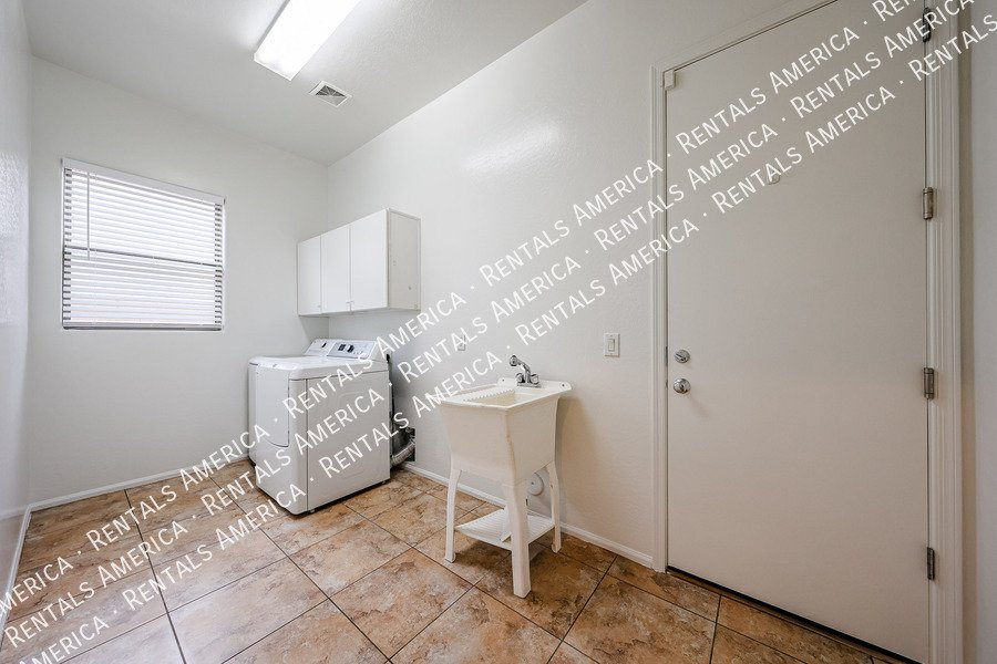 Spacious 3BD 2BA  + Den Single Level Home in Seville1 property image