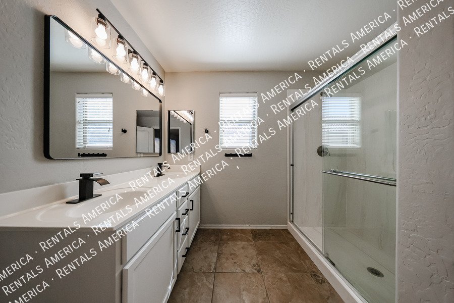 MOVEIN SPECIAL  3-bedroom 2 bath in Power Ranch property image