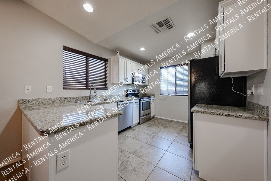 MOVEIN SPECIAL  3-bedroom 2 bath in Power Ranch property image