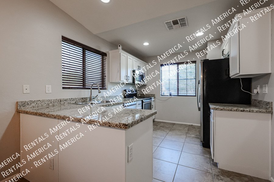 MOVEIN SPECIAL  3-bedroom 2 bath in Power Ranch property image