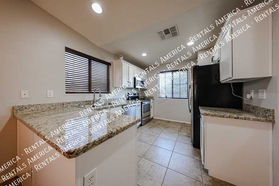 MOVEIN SPECIAL  3-bedroom 2 bath in Power Ranch property image