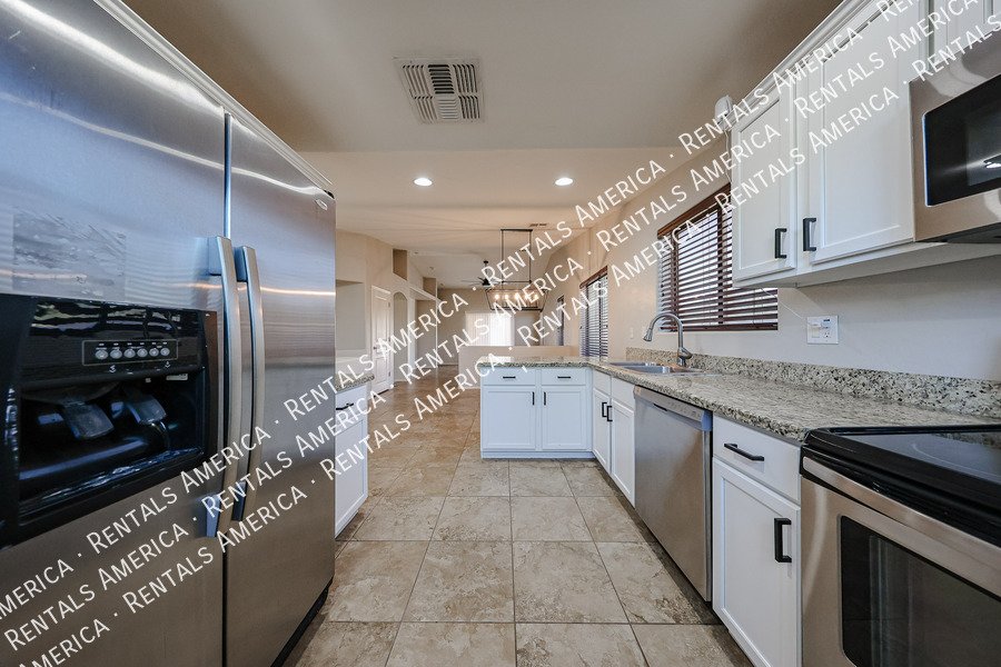 MOVEIN SPECIAL  3-bedroom 2 bath in Power Ranch property image