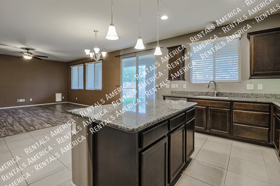 Beautiful Spacious 5BD House in Peoria! property image