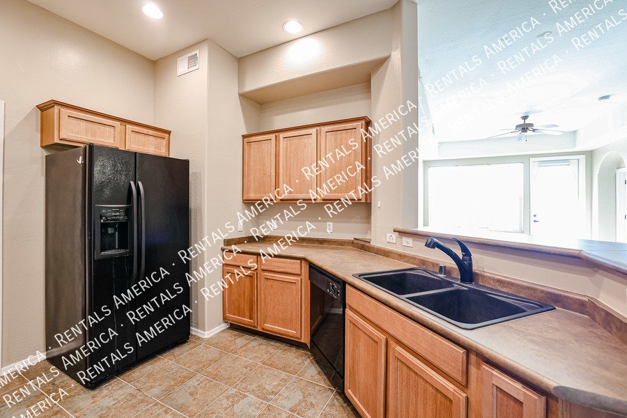 Upscale 2 Bedroom Condo Gated Community property image