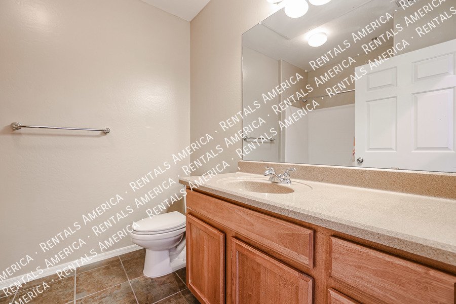 Upscale 2 Bedroom Condo Gated Community property image