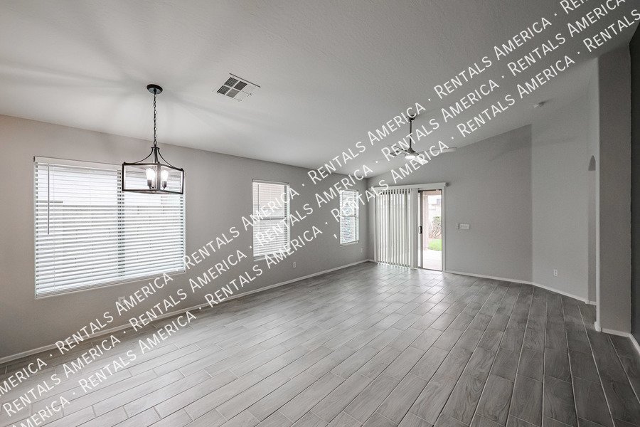 MI SPECIAL! Beautiful 4BD 2BA Home in Maricopa Meadows! property image