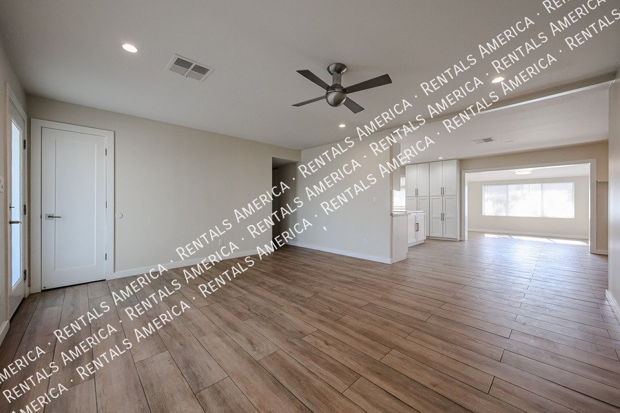 LOCATION LOCATION!  No RENT in NOVEMBER!!! property image