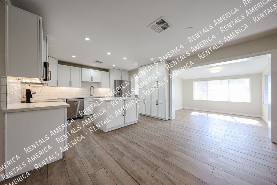 LOCATION LOCATION!  No RENT in NOVEMBER!!! property image