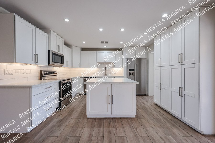 LOCATION LOCATION!  No RENT in NOVEMBER!!! property image