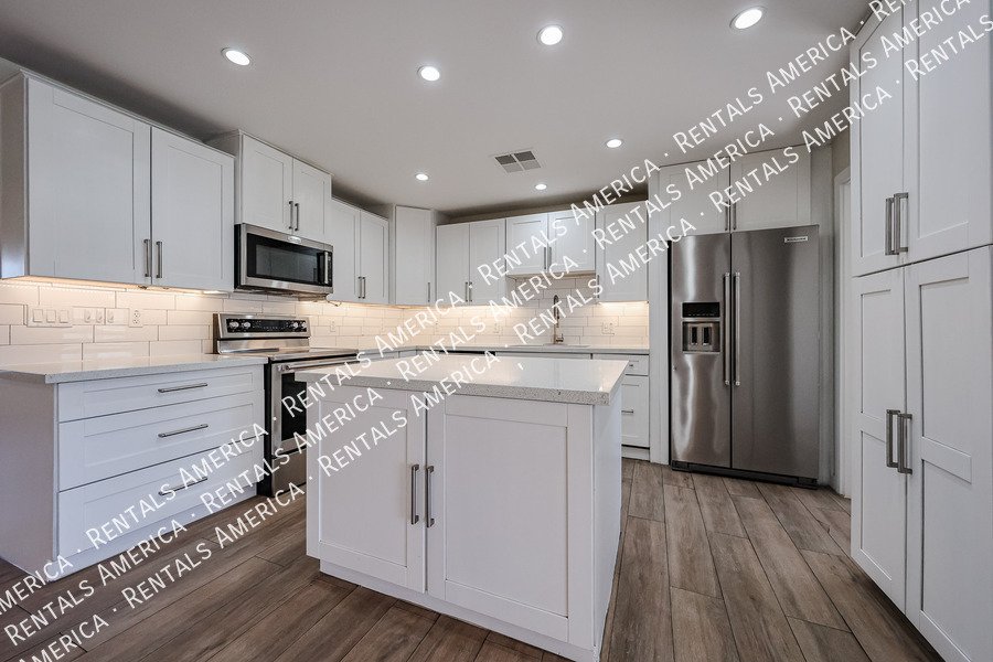 LOCATION LOCATION!  No RENT in NOVEMBER!!! property image