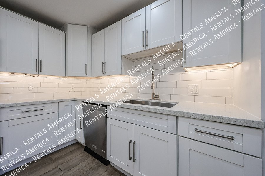 LOCATION LOCATION!  No RENT in NOVEMBER!!! property image