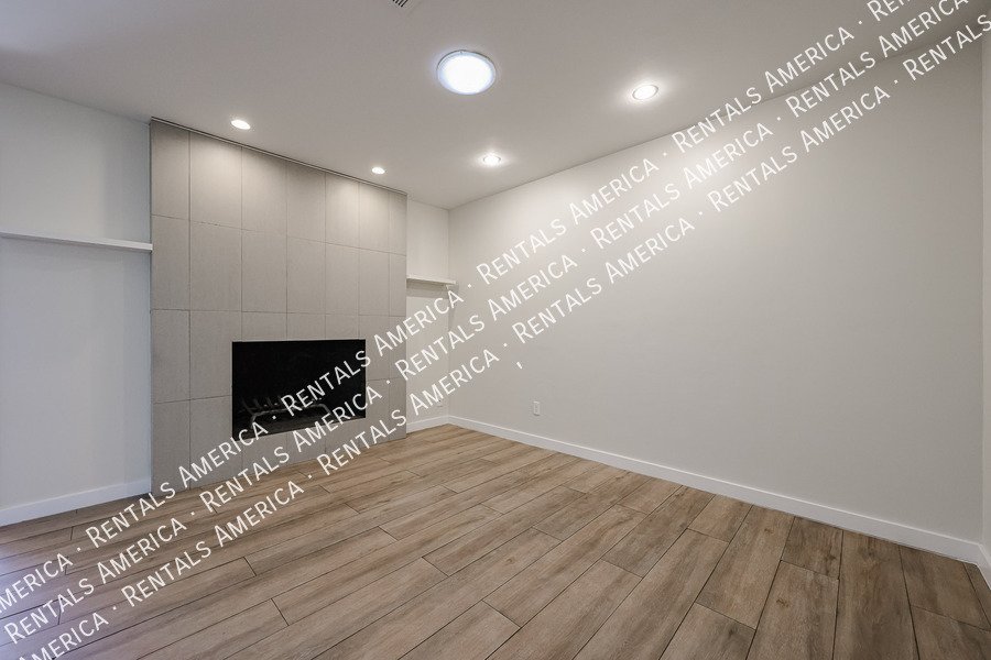 LOCATION LOCATION!  No RENT in NOVEMBER!!! property image