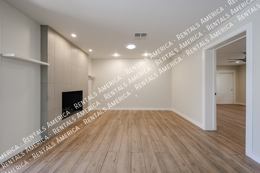 LOCATION LOCATION!  No RENT in NOVEMBER!!! property image