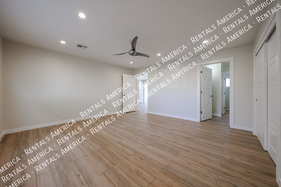 LOCATION LOCATION!  No RENT in NOVEMBER!!! property image