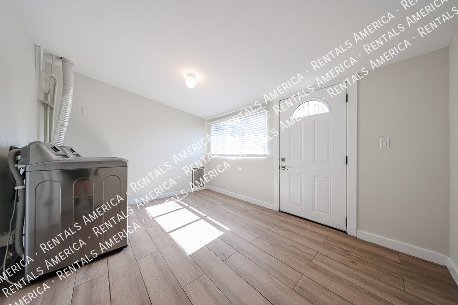 LOCATION LOCATION!  No RENT in NOVEMBER!!! property image