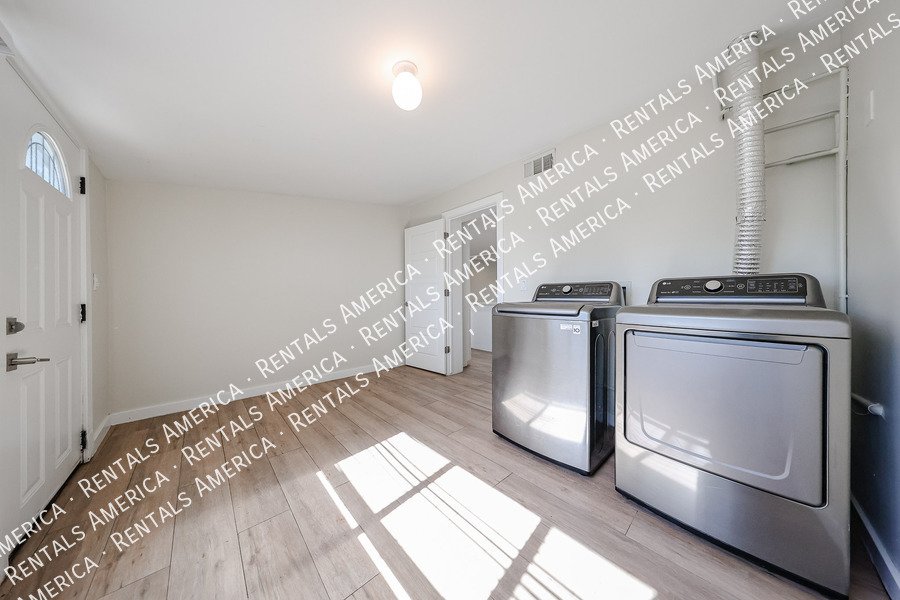 LOCATION LOCATION!  No RENT in NOVEMBER!!! property image