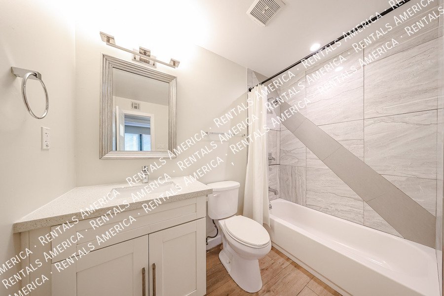 LOCATION LOCATION!  No RENT in NOVEMBER!!! property image