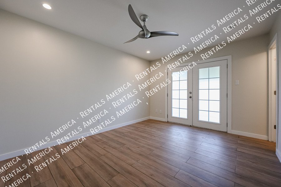 LOCATION LOCATION!  No RENT in NOVEMBER!!! property image
