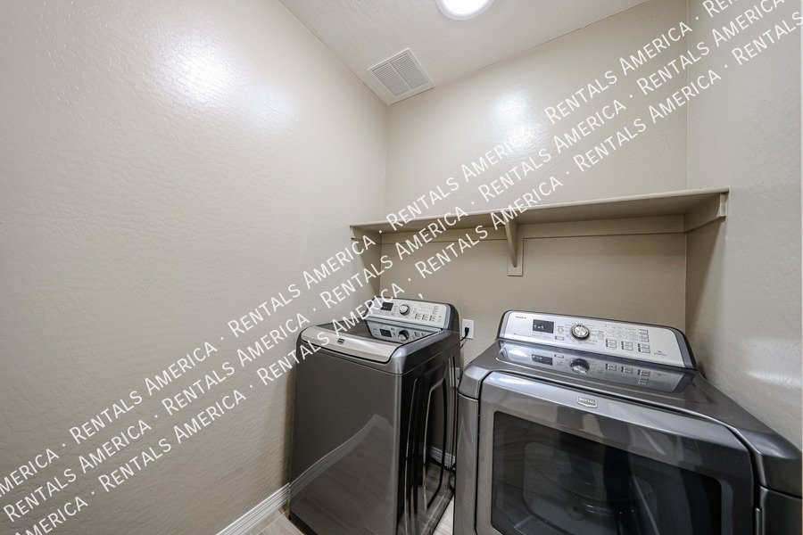 Move In Special! 3 bed 2bath home! Corner lot! property image