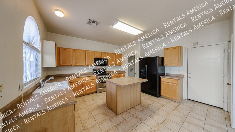 Great San Tan Location! 3 Bed/ 2.5 Bath w/Loft! property image