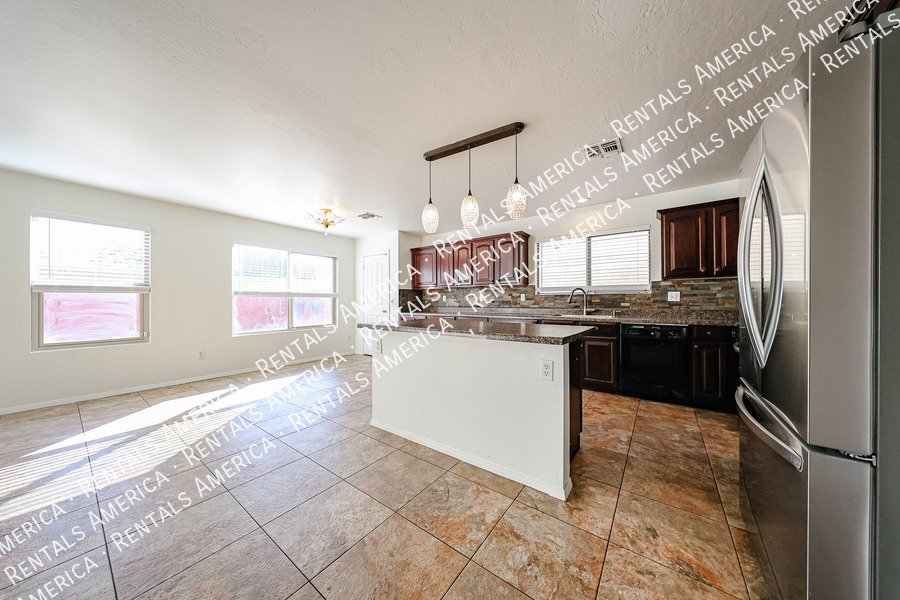 Spacious 4BD 2.5BA with Loft! Located in Cooper Commons! property image